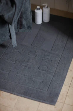 Lexington Hotel Kylpyhuoneenmatto 60x90 Cm 7 Lexington Hotel Kylpyhuoneenmatto 60x90 Cm -Muuto kauppa 512836 01 4 EnvironmentImage 77dfe200f9