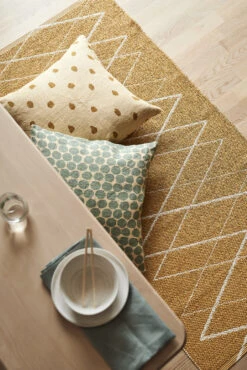 Peak Muovimatto Mustard -Muuto kauppa 515718 01 4 EnvironmentImage 21930d521e