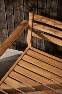 Stockaryd Lounge-nojatuoli Tiikki -Muuto kauppa 573525 01 31 ProductImageDetail df50f3f9b0