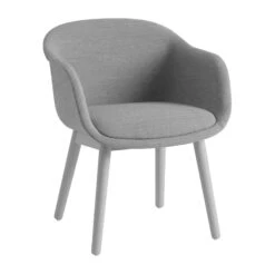 Muuto Fiber Conference Armchair Puujaloilla