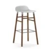 Normann Copenhagen Form Chair Baarijakkara Pähkinäjalat